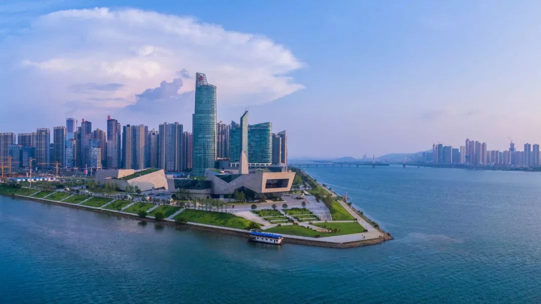 水质不断提高,一江碧水从橘子洲北上,与城市呼应,尽显山水洲城之美