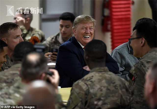 看看新闻■特朗普没去海湖庄园过感恩节 突访阿富汗 和士兵吃火鸡被指摆拍