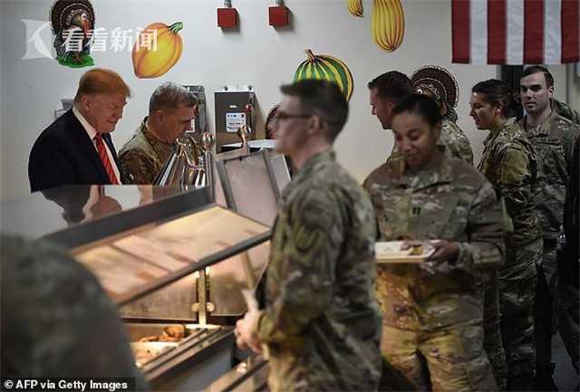看看新闻■特朗普没去海湖庄园过感恩节 突访阿富汗 和士兵吃火鸡被指摆拍