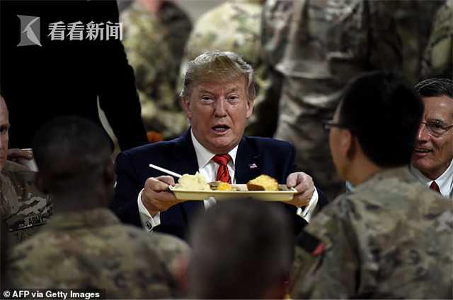 看看新闻■特朗普没去海湖庄园过感恩节 突访阿富汗 和士兵吃火鸡被指摆拍