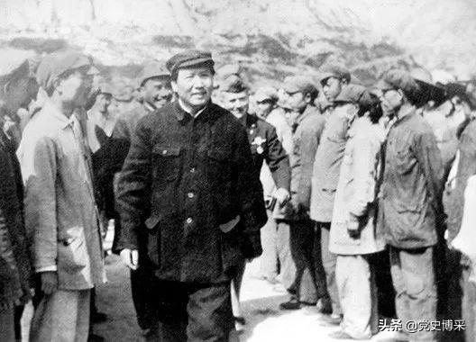 党史博采■为欢迎美军观察组的到来，《解放日报》发表社论，毛泽东亲自修改并增加了“战友们”三个字