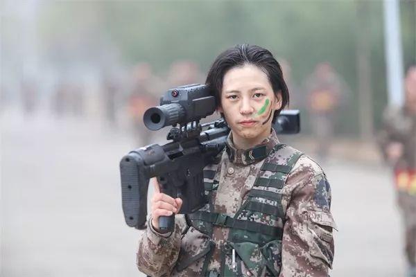 光明网：不输男兵，勇夺“枪王”！这名00后狙击手小姐姐厉害了