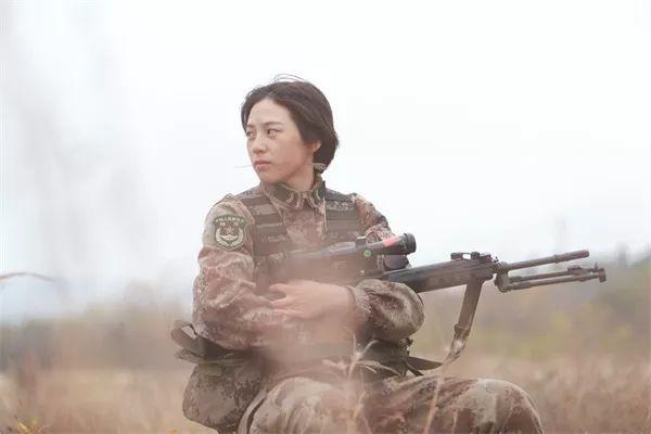 光明网：不输男兵，勇夺“枪王”！这名00后狙击手小姐姐厉害了