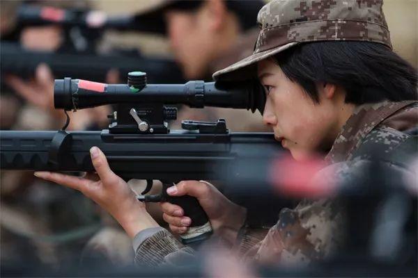 光明网：不输男兵，勇夺“枪王”！这名00后狙击手小姐姐厉害了