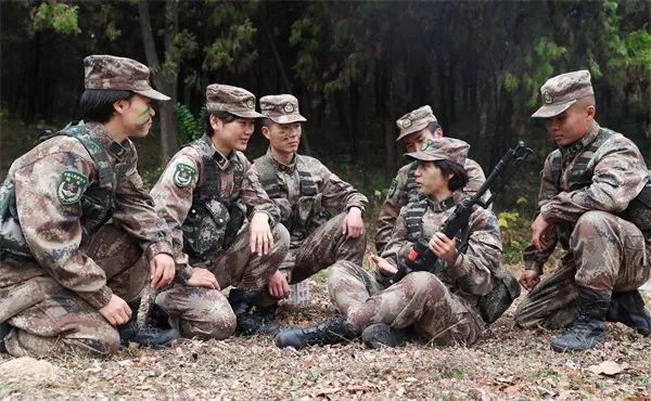 光明网：不输男兵，勇夺“枪王”！这名00后狙击手小姐姐厉害了