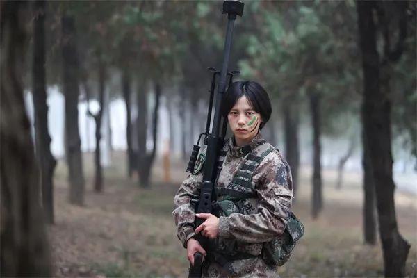 光明网：不输男兵，勇夺“枪王”！这名00后狙击手小姐姐厉害了