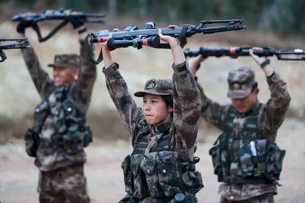 光明网：不输男兵，勇夺“枪王”！这名00后狙击手小姐姐厉害了