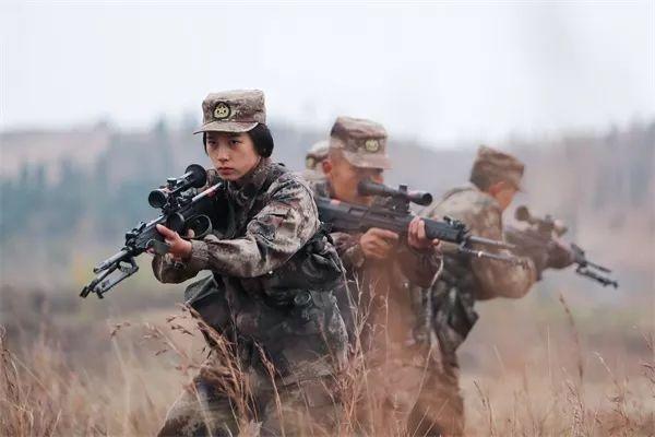 光明网：不输男兵，勇夺“枪王”！这名00后狙击手小姐姐厉害了