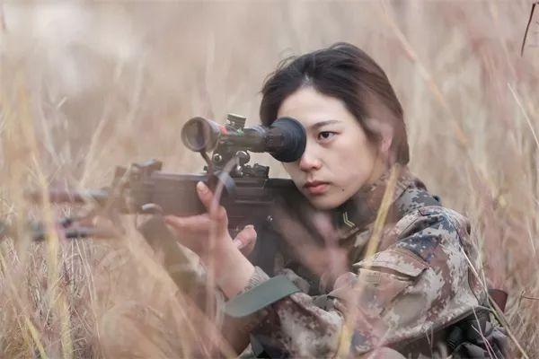 光明网：不输男兵，勇夺“枪王”！这名00后狙击手小姐姐厉害了