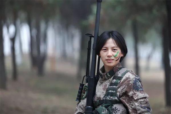 光明网：不输男兵，勇夺“枪王”！这名00后狙击手小姐姐厉害了