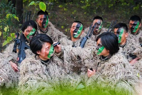 光明网：不输男兵，勇夺“枪王”！这名00后狙击手小姐姐厉害了