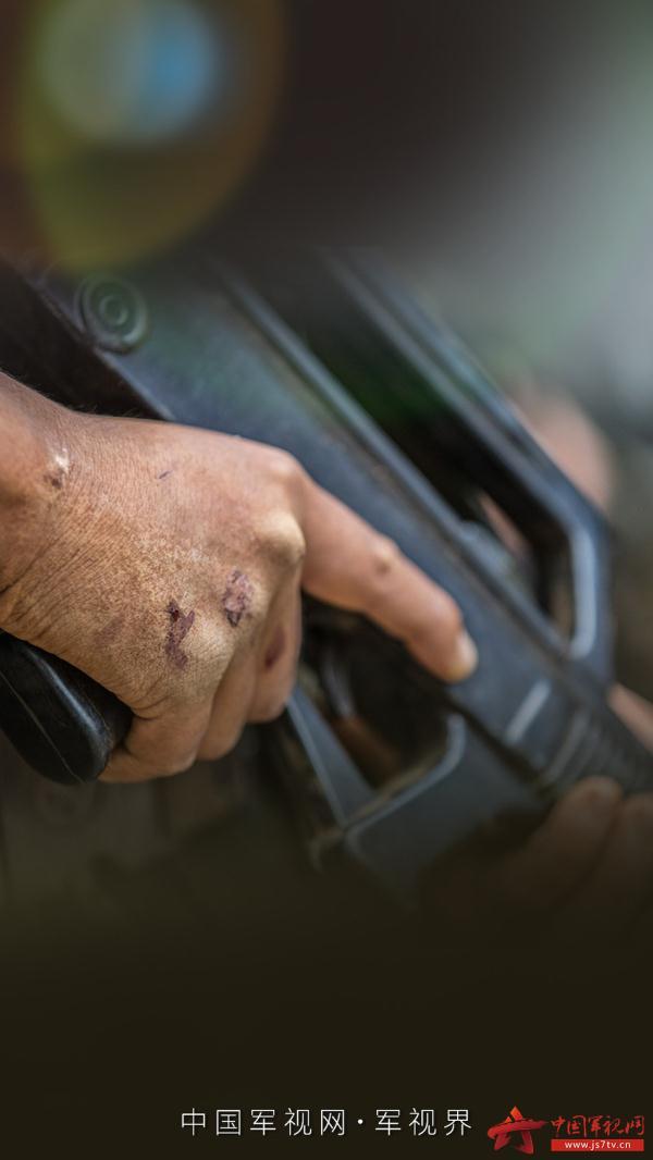 [光明网]新兵来了！他们认真训练的样子真帅