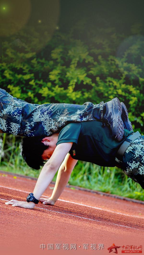 [光明网]新兵来了！他们认真训练的样子真帅