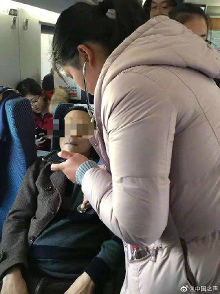 【光明网】乘客突发不适，三护士高铁上救人被赞“真美”