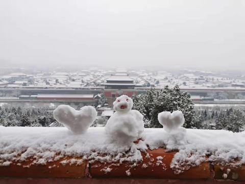 「海外网」雪后景山拍故宫 今天的北京变身童话世界