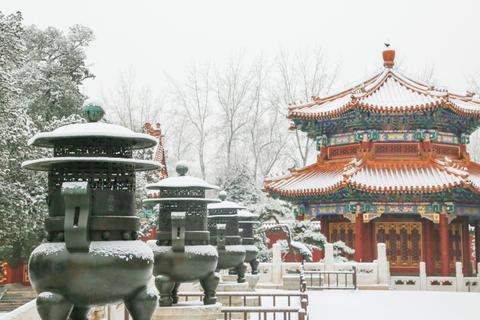 「海外网」雪后景山拍故宫 今天的北京变身童话世界