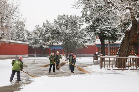 「海外网」雪后景山拍故宫 今天的北京变身童话世界