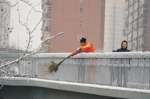 「海外网」雪后景山拍故宫 今天的北京变身童话世界