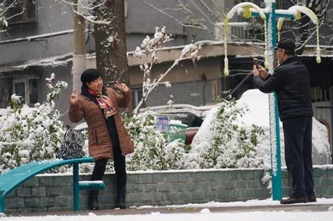 「海外网」雪后景山拍故宫 今天的北京变身童话世界
