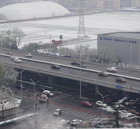 「海外网」雪后景山拍故宫 今天的北京变身童话世界