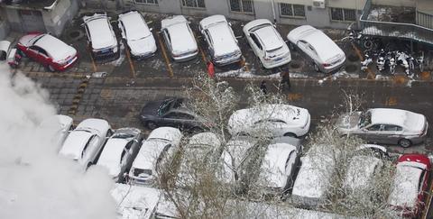 「海外网」雪后景山拍故宫 今天的北京变身童话世界