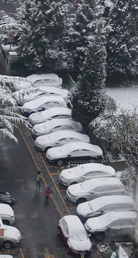 「海外网」雪后景山拍故宫 今天的北京变身童话世界