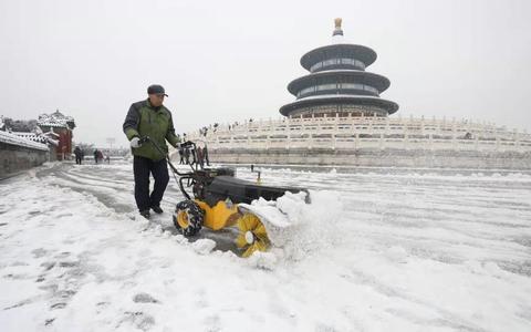 「海外网」雪后景山拍故宫 今天的北京变身童话世界