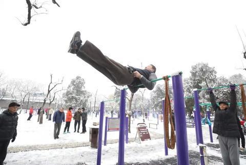「海外网」雪后景山拍故宫 今天的北京变身童话世界