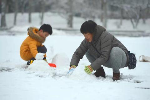 「海外网」雪后景山拍故宫 今天的北京变身童话世界