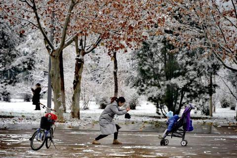 「海外网」雪后景山拍故宫 今天的北京变身童话世界
