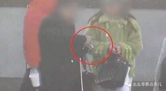 「光明网」在火车站遇到这种人一定要小心！装可怜就借几块钱，其实是骗子
