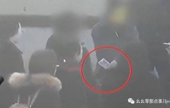 「光明网」在火车站遇到这种人一定要小心！装可怜就借几块钱，其实是骗子