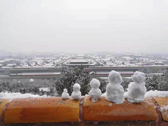 「北京日报客户端」快来堆雪人！今天的北京，变身童话世界