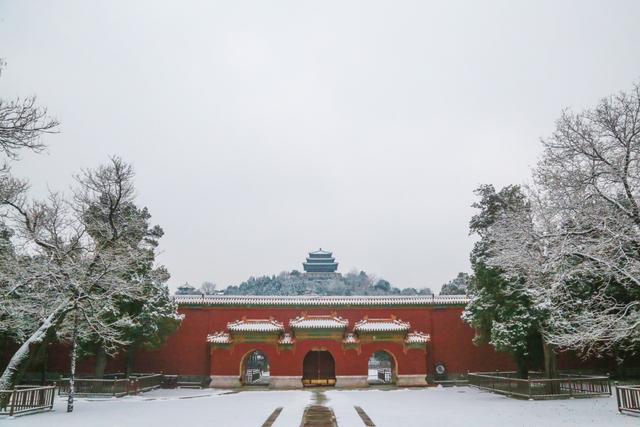 「北京日报客户端」快来堆雪人！今天的北京，变身童话世界