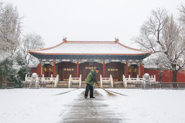 「北京日报客户端」快来堆雪人！今天的北京，变身童话世界