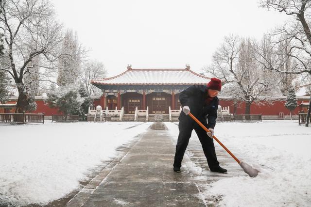 「北京日报客户端」快来堆雪人！今天的北京，变身童话世界
