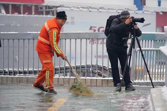 「北京日报客户端」快来堆雪人！今天的北京，变身童话世界