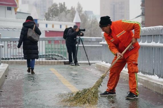 「北京日报客户端」快来堆雪人！今天的北京，变身童话世界