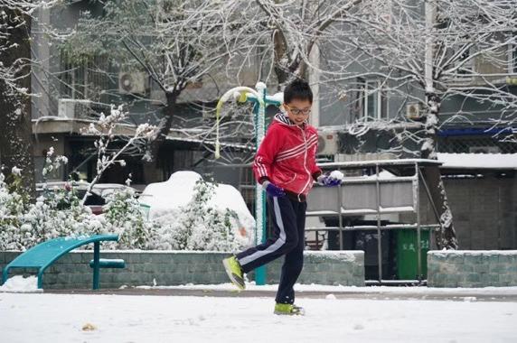 「北京日报客户端」快来堆雪人！今天的北京，变身童话世界