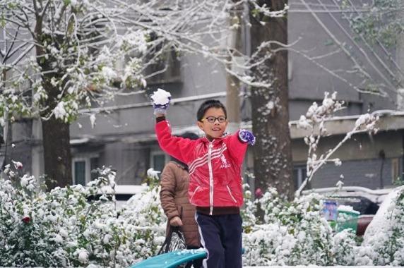「北京日报客户端」快来堆雪人！今天的北京，变身童话世界