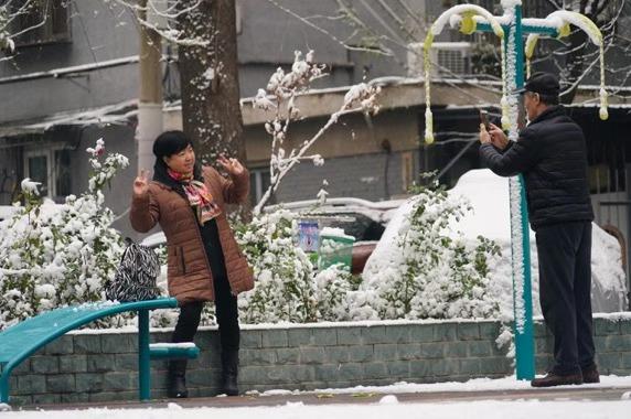 「北京日报客户端」快来堆雪人！今天的北京，变身童话世界