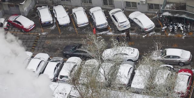 「北京日报客户端」快来堆雪人！今天的北京，变身童话世界