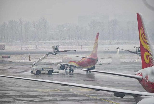 「新京报」初雪后 首都国际机场飞机排队除冰