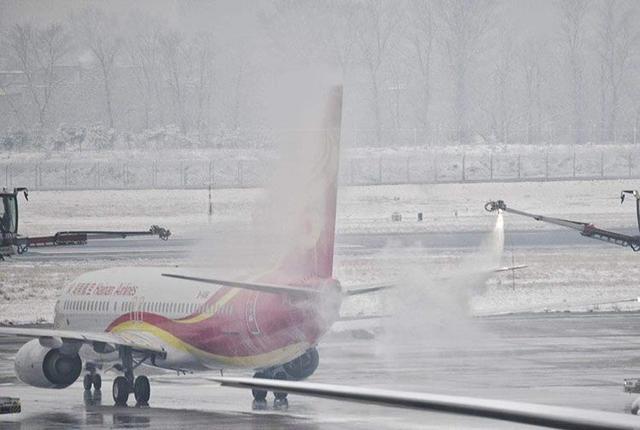 「新京报」初雪后 首都国际机场飞机排队除冰