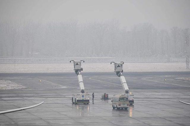 「新京报」初雪后 首都国际机场飞机排队除冰