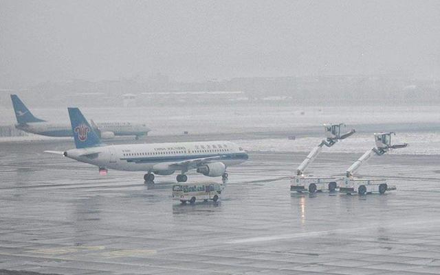 「新京报」初雪后 首都国际机场飞机排队除冰