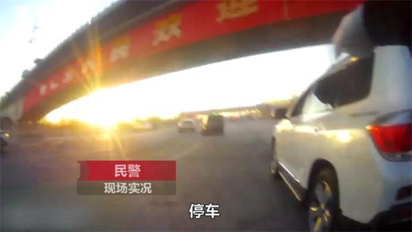 「光明网」男子酒驾上演“花式吹气”还反问民警：我喝酒了吗？