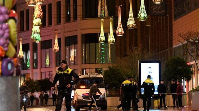 [环球网]荷兰海牙黑五购物高峰发生持刀袭击案：至少3人受伤，数百人被护送离开