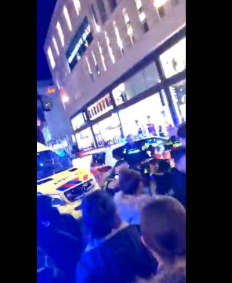 [环球网]荷兰海牙黑五购物高峰发生持刀袭击案：至少3人受伤，数百人被护送离开