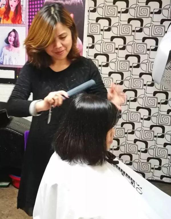 因为女老板一个举动,这间小小理发店火了!网友:这很可以